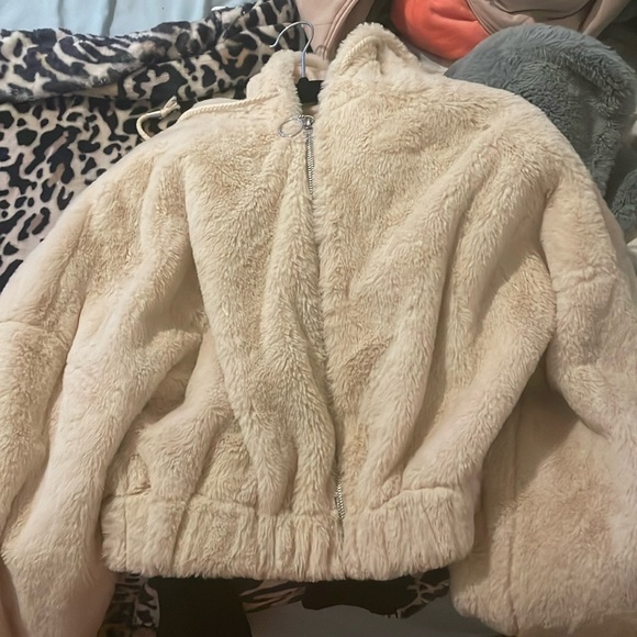 The fur doesn’t shed despite it being in a large it’s very cropped - Picture 1 of 1